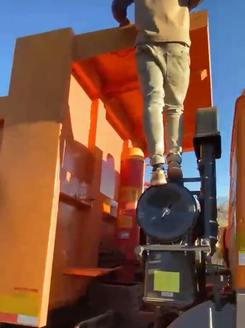 ⚠️ Safety Warning: Strict Prohibition on Climbing Tipper Vehicles via Fuel Tank